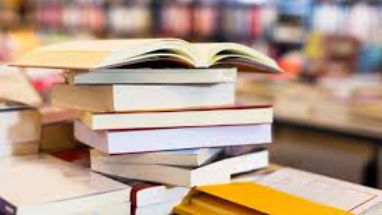 नववर्षाच्या निमित्ताने विद्यार्थ्यांच्या ज्ञानात भर! पालघर जिल्ह्यातील शाळांमध्ये करण्यात आले पुस्तकांचे वितरण