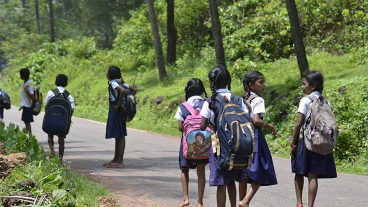 Washim News : स्कूल ट्रान्सफॉर्मेशन प्रोजेक्ट; मुख्यमंत्री फडणवीसांची संकल्पना