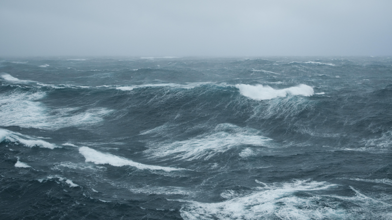 या भागात प्रवास करताना येथे ६० ते ८० फूट उंचीच्या लाटांना सामोरे जावे लागते. कधी कधी याहूनही मोठ्या लाटा येथे येतात. त्यातून जहाजांना मृत्यूशी झुंज द्यावी लागते.