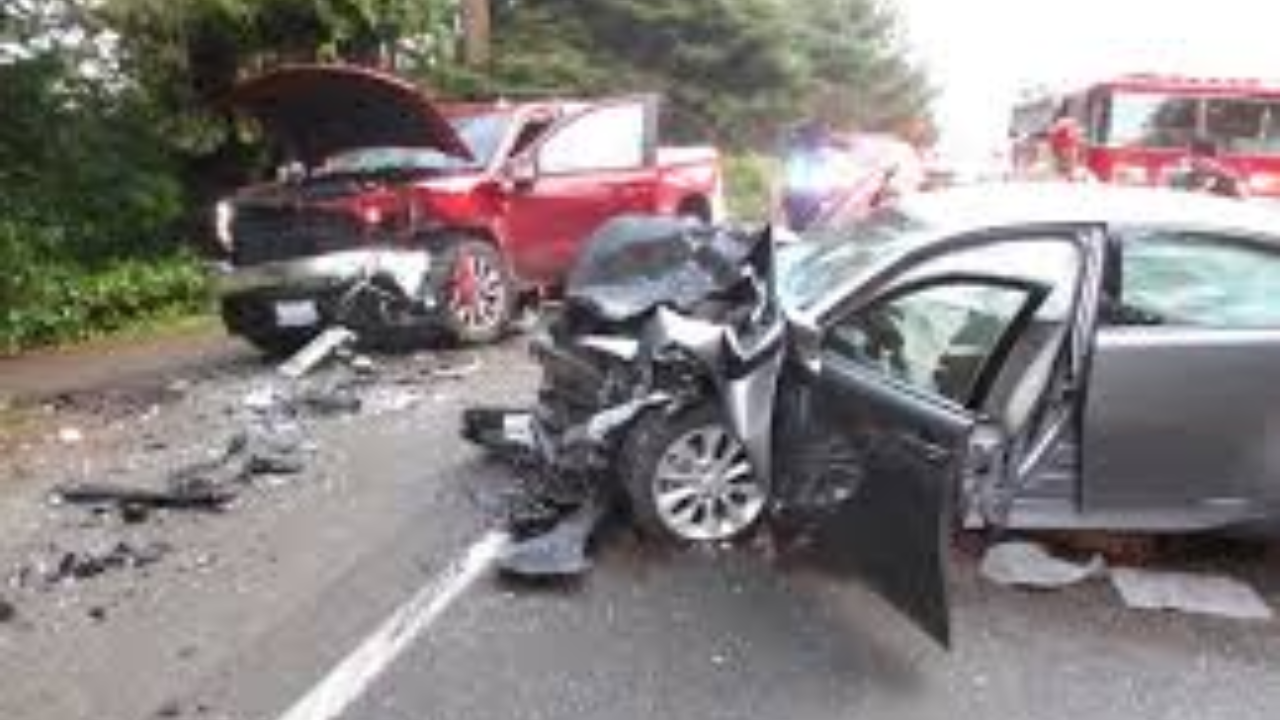 Washim News : कारच्या भीषण अपघातात तरुणाचा मृत्यू; सात जण गंभीर जखमी