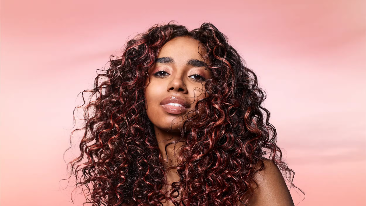 केसांना जपण्यासाठी आधी केसांखालची त्वचा जपा! टिप्स फॉलो करा आणि डोक्यावर चंद्र होण्यापासून स्वतःला वाचवा