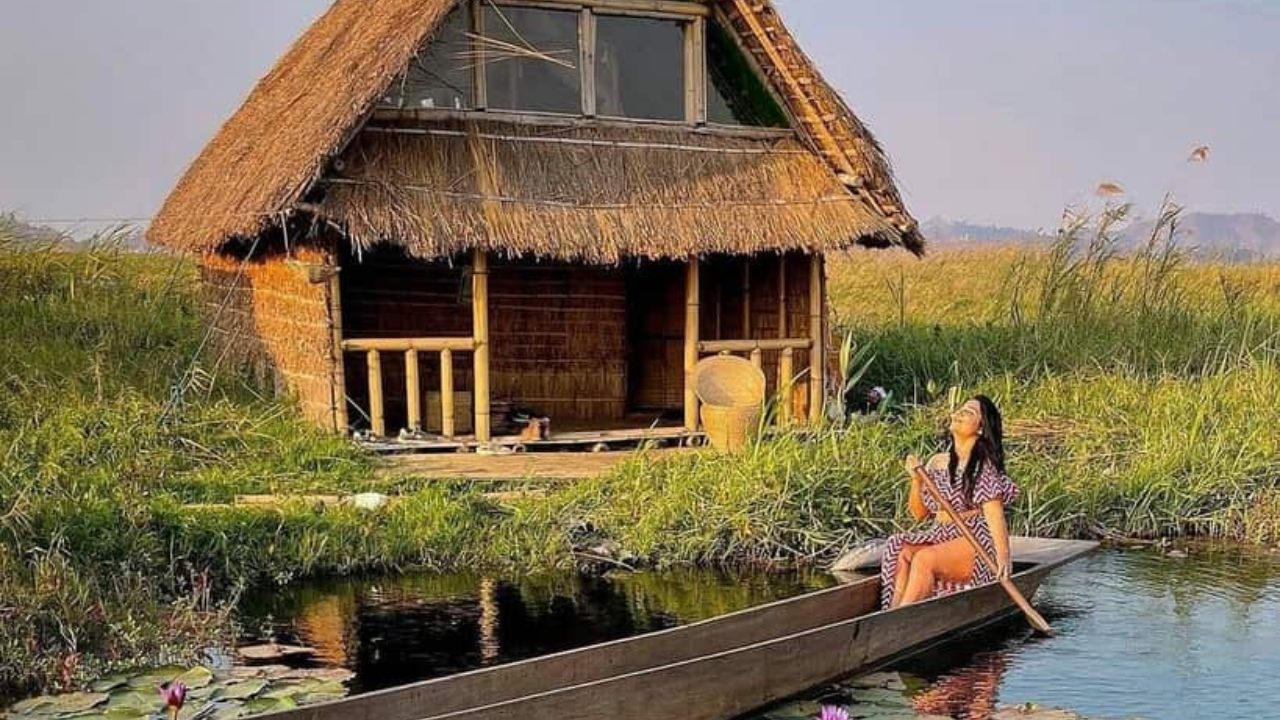 इथे रस्ते नाहीत, त्यामुळे एका ठिकाणाहून दुसऱ्या ठिकाणी जाण्यासाठी होडी हेच एकमेव साधन आहे. अगदी लहान मुलेही होडी चालवत शाळेत जातात.