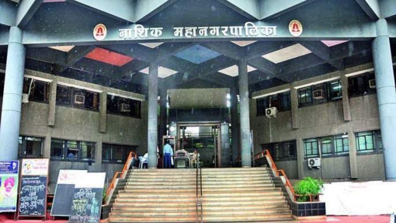 ४) महापालिका निवडणूक प्रक्रिया  निवडणुका राज्य निवडणूक आयोग घेतो  थेट जनतेकडून नगरसेवक (कॉर्पोरेटर) निवडले जातात  नगरसेवकांमधून महापौर (Mayor) निवडला जातो  कार्यकारी प्रमुख म्हणून महापालिका आयुक्त काम पाहतो