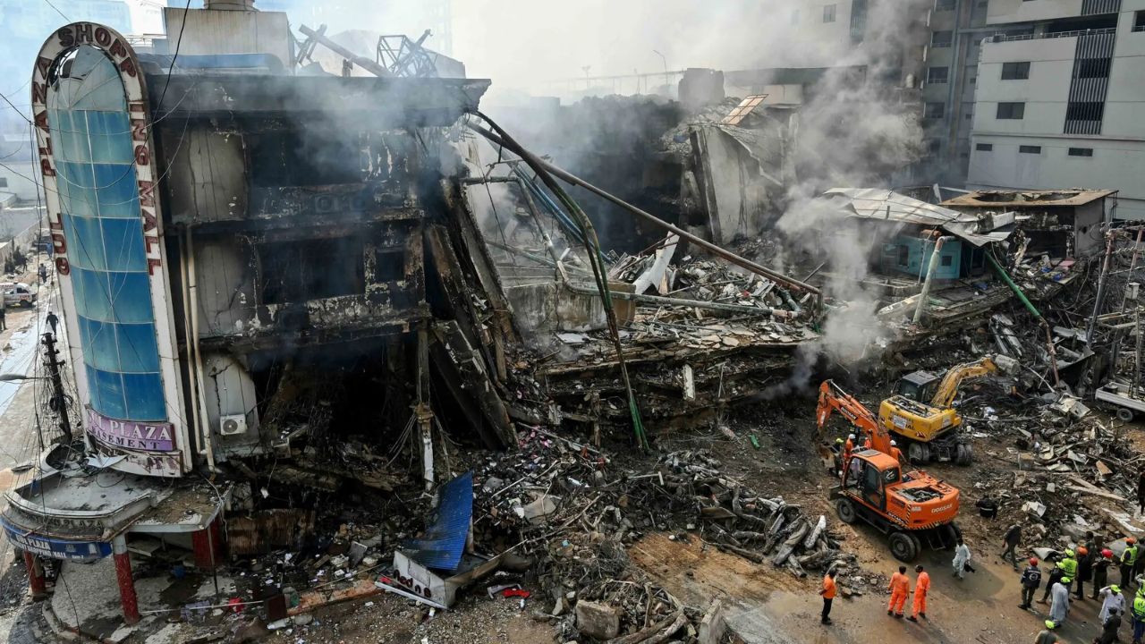कराचीमध्ये मृत्यूचं तांडव! गुल प्लाझा मॉलच्या भीषण आगीत २६ ठार, अनेक बेपत्ता