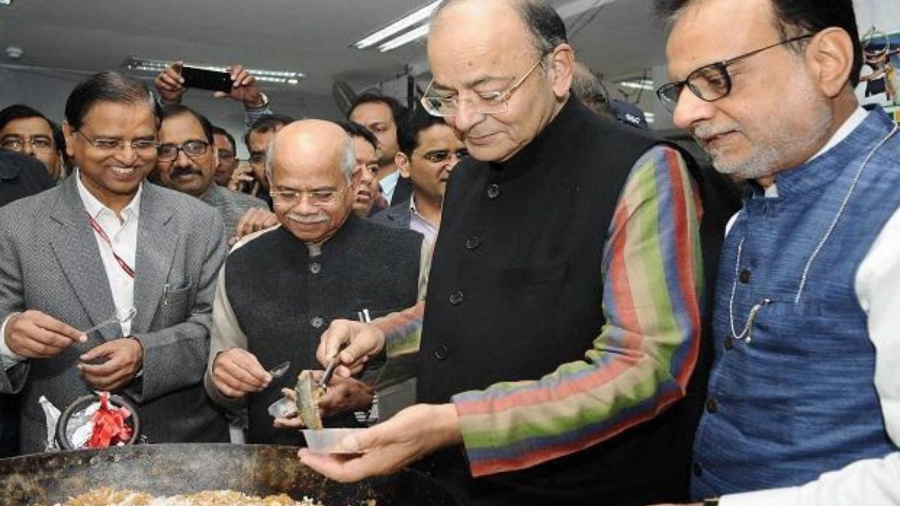 कोणताही शुभ कार्य गोड पदार्थाने सुरू करण्याच्या भारतीय परंपरेनुसार, अर्थसंकल्प सादर करण्यापूर्वीही हलवा समारंभ आयोजित केला जातो. (फोटो सौजन्य: X)