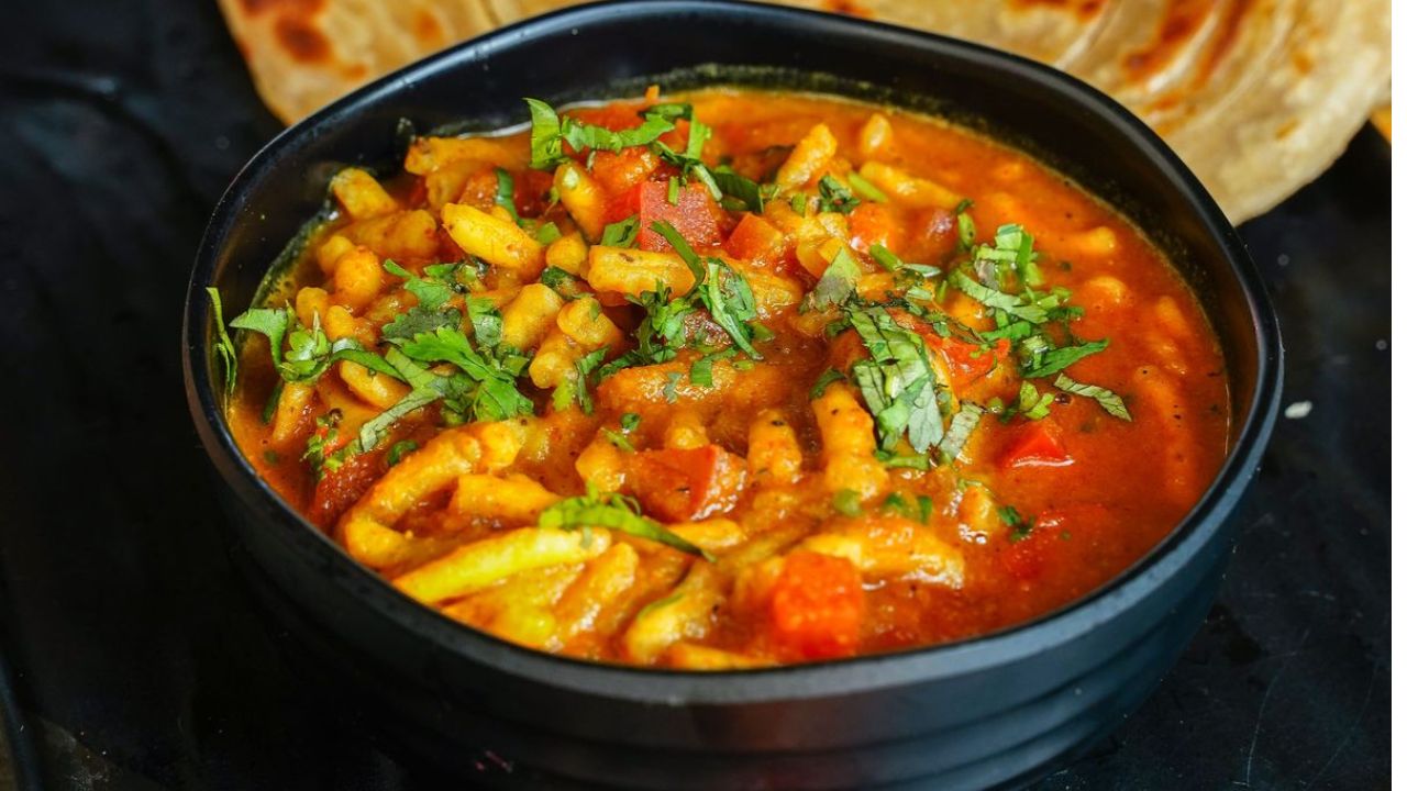 अस्सल गावराण चवीची झणझणीत ‘शेवभाजी’ कशी तयार करायची? अवघ्या 10 मिनिटांची आहे रेसिपी!