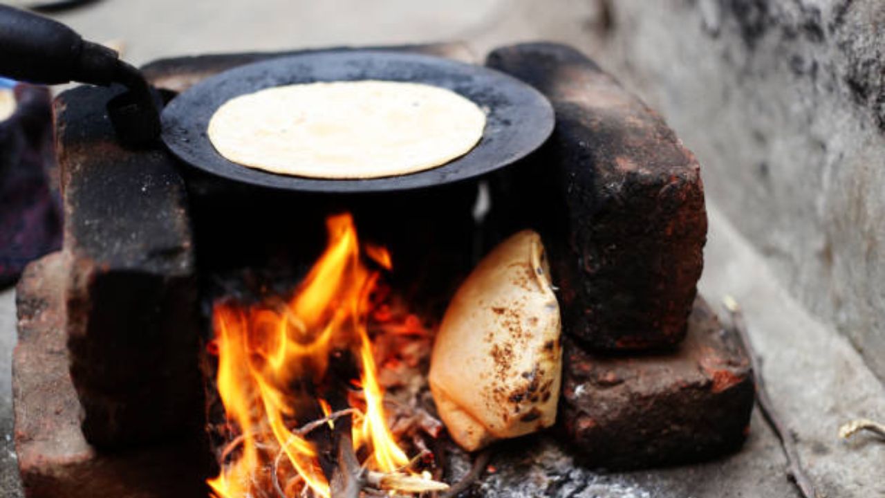 चपात्या कधीही मंद आचेवर नाही तर मध्यम किंवा हाय फ्लेमवर शेकून घ्याव्यात. तवा चांगला तापला की मगच त्यावर चपाती शेकायला घ्या. 
