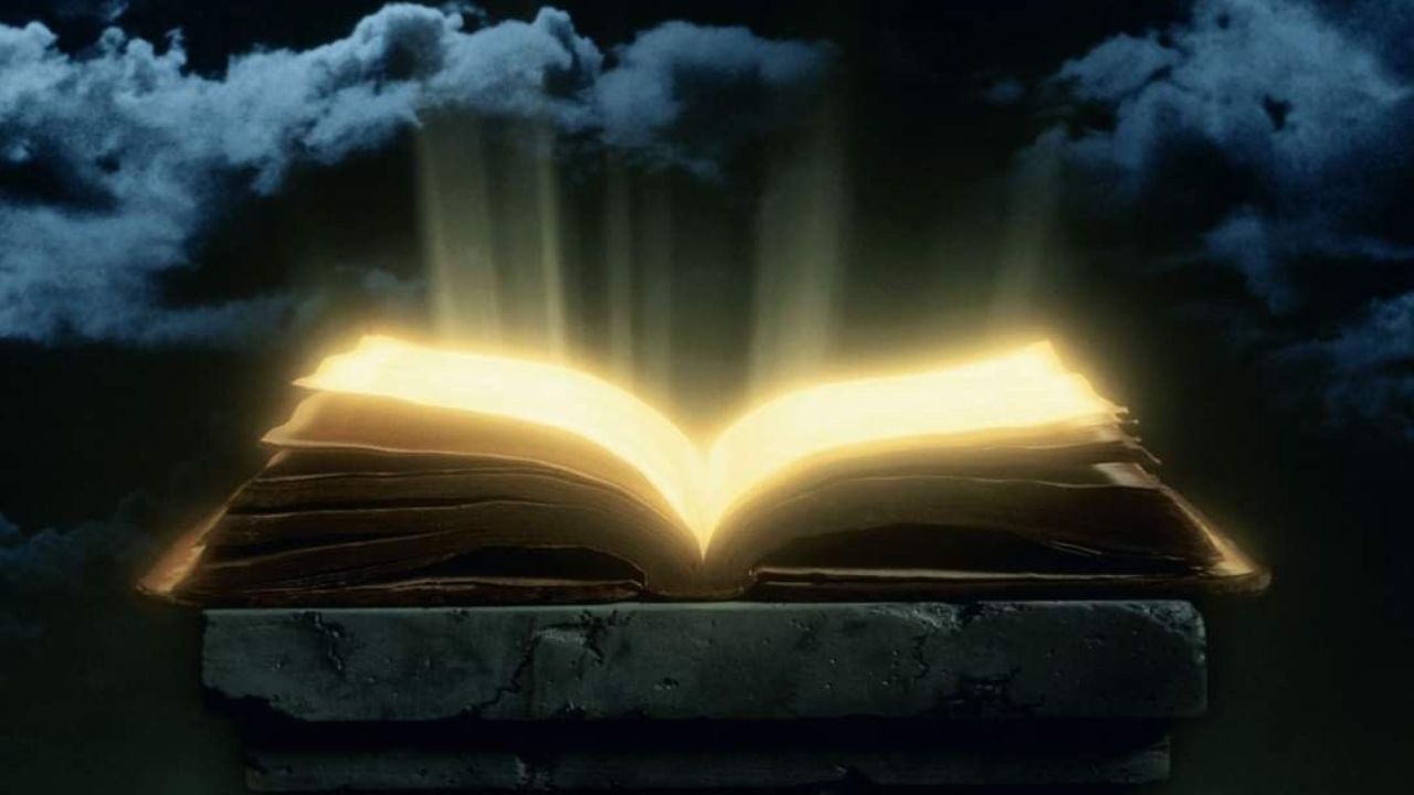 हे पुस्तक कुणी लिहिले हे आजही कुणाला ठाऊक नाही. काहीजण हे पुस्तक एलियन्सने लिहिल्याचा दावा करतात. हे पुस्तक येल विद्यापीठाच्या बेनेके दुर्मिळ पुस्तक ग्रंथालयात जतन केले आहे.