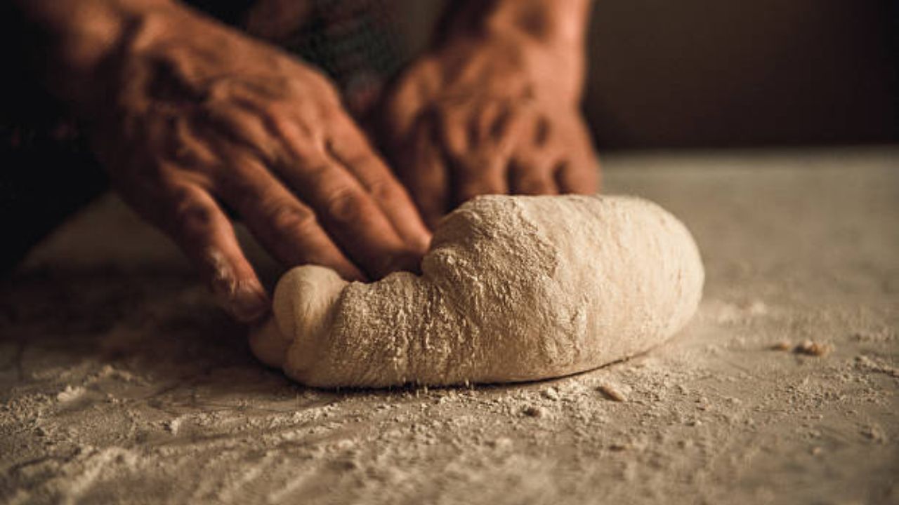 जर तुम्हाला तुमच्या चपात्या दिर्घकाळ मऊ ठेवायच्या असतील तर चपातीचे पीठ मळताना थोडे दूध आणि कोमट पाणी मिसळा. 
