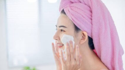 चेहऱ्यावर कच्च दूध लावल्याने काय होत? अविश्वसनीय फायदे करतील थक्क