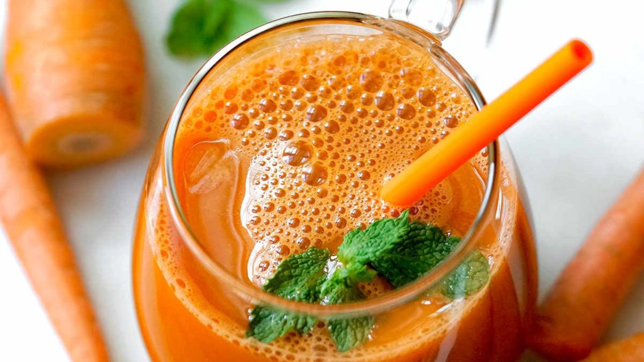 गाजराचा रस तयार करण्यासाठी गाजराला धूवून, साल काढून याचे तुकडे मिक्सरच्या भांड्यात घाला. आता यात लिंबाचा रस, आल्याचा एक तुकडा आणि हलके मीठ आणि पाणी घालून ब्लेंड करा. तुमचा गाजराचा ज्यूस तयार आहे.