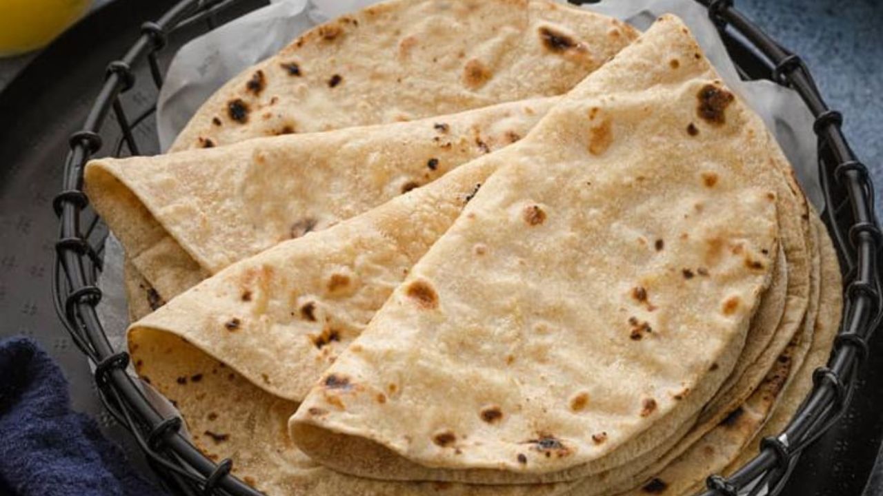 चपात्या शेकताना कधीही त्यांना तेल किंवा तूप लावावे, यामुळे चपात्या जास्त वेळ मऊ राहण्यास मदत होते. 
