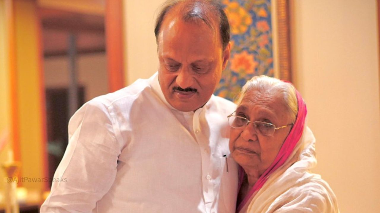 अजित पवारांच्या वडिलांचे नाव अनंतराव पवार तर आईचे नाव आशाताई पवार असे आहे.