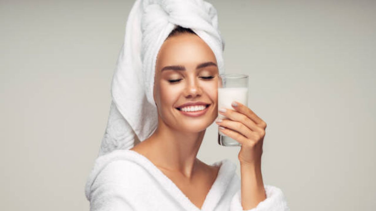 कच्च्या दुधात लॅक्टिक ॲसिड आणि व्हिटॅमिन B12 त्वचेचा रंग सुधारण्यास आणि टॅनिंग दूर करण्यास मदत करते.