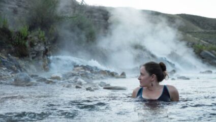 बर्फाच्छादित पर्वत आणि गरम नदी: भारतातील अनोखे ठिकाण जिथे पाणी गरम करावे लागत नाही, त्वचेचे रोगही होतात दूर