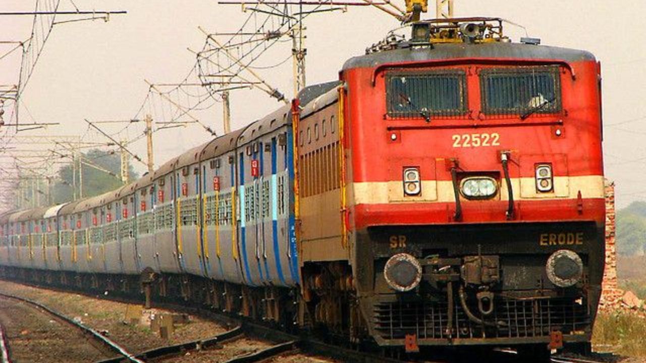 Refund On Train Delay : ट्रेन लेट झाल्यावर प्रवाशांना आहे रिफंडचा अधिकार; ऑफलाईन-ऑनलाईन दोन्ही पद्धती जाणून घ्या