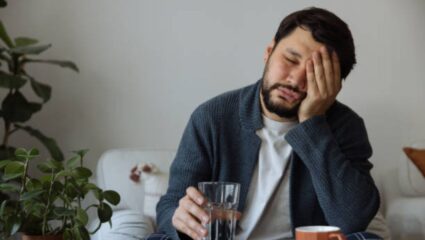 वाढत्या वयानुसार हँगओव्हरचा त्रास का वाढतो? संशोधनातून समोर आलं मूळ कारणं