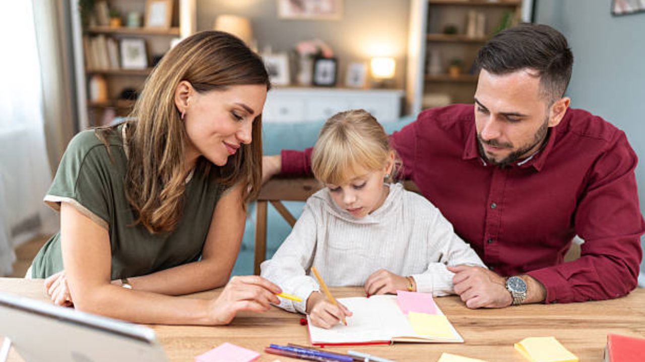ताण घेतोय विद्यार्थ्यांचा बळी! दहावी–बारावीच्या परीक्षा जवळ; याकाळात थोडं समजून घ्या अन् पालकांनी अशी करा मुलांची मदत