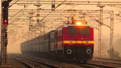 देवदूत ठरले RPF जवान! ऑपरेशन जीवन रक्षा आणि मातृशक्ती अंतर्गत वाचवला प्रवाशाचा जीव, धावत्या ट्रेनमध्ये केली सुरक्षित प्रसूती