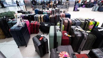 अजब-गजब : विमानतळावरील बेवारस बॅग खरेदी करतो आणि मग त्यातील वस्तू लिलावात लावतो, तरुणाचा अनोखा छंद चर्चेत