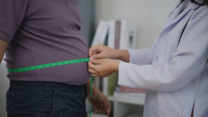 Obesity Alert : जगभरात 1 अब्ज लोक लठ्ठपणाचे शिकार, भारतातही हा आजार बनत आहे सायलंट किलर; जाणून घ्या उपाय