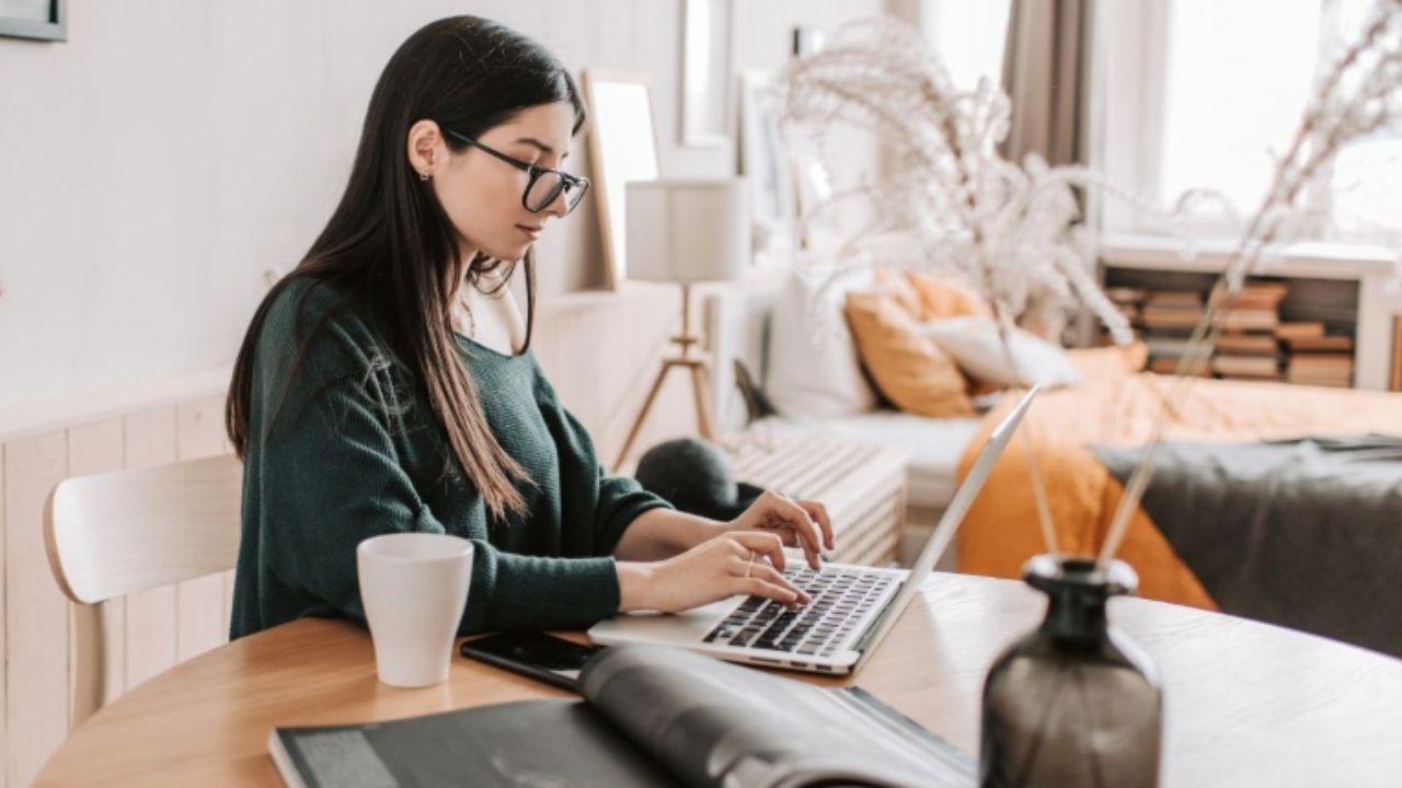 Gen Z मध्ये वाढत चाललेले ‘रेज बुकिंग’ नक्की आहे तरी काय? एका क्लिकवर घेतात बर्नआऊटपासून सुट्टी