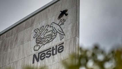 धोक्याची घंटा! जगप्रसिद्ध ब्रँड Nestle च्या मिल्क प्रॉडक्टमध्ये आढळले विषारी पदार्थ, कंपनीने २५ देशांमधून बेबी फूड परत मागवले
