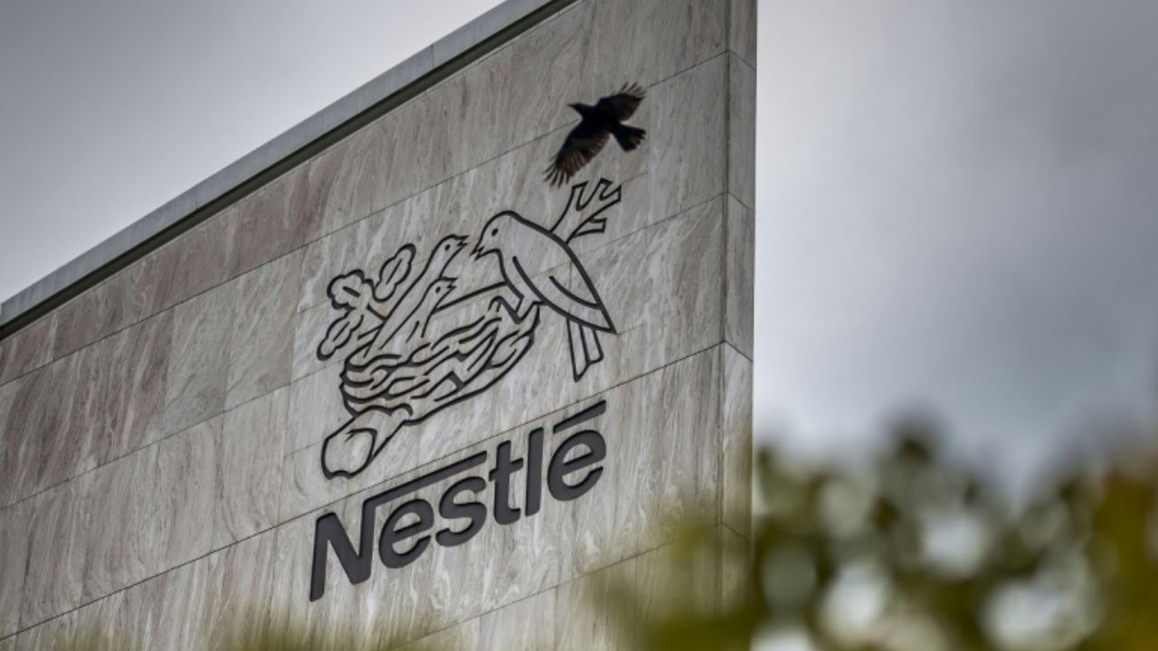 धोक्याची घंटा! जगप्रसिद्ध ब्रँड Nestle च्या मिल्क प्रॉडक्टमध्ये आढळले विषारी पदार्थ, कंपनीने २५ देशांमधून बेबी फूड परत मागवले
