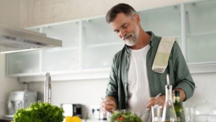 पुरुषांनो, चाळीशीतही फिट राहायचंय? मग मजबूतपणा टिकवून ठेवण्यासाठी आहारात करा ‘या’ पदार्थांचा समावेश