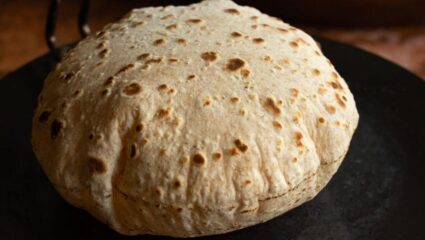 थंडीत चपाती एक-दोन तासातच कडक होते? मग या ट्रिकचा वापर करा; दिवसभर राहील मऊ आणि ताजी