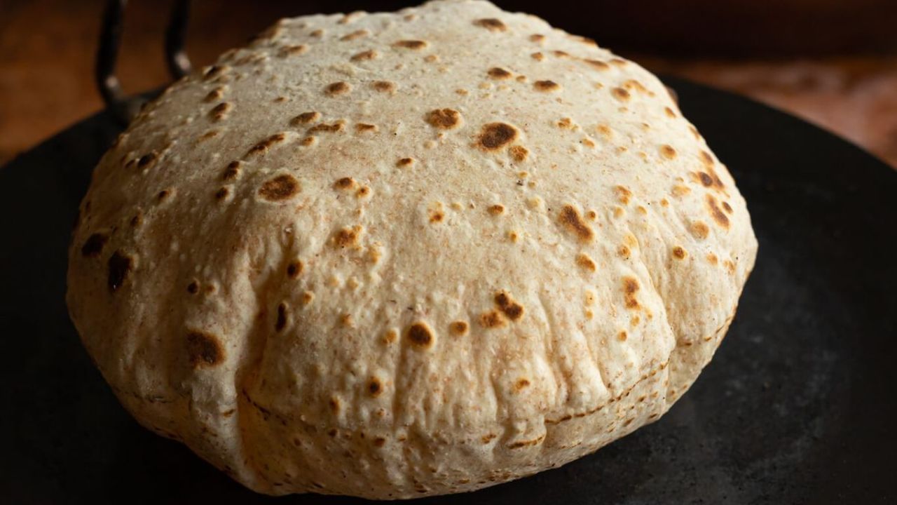 थंडीत चपाती एक-दोन तासातच कडक होते? मग या ट्रिकचा वापर करा;वसभर राहील मऊ आणि ताजी