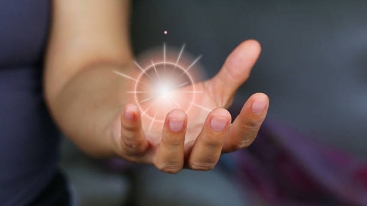 असे म्हणतात की, मृत व्यक्ती आपल्या सोबत नसला तरी त्याच्याशी असलेले आपले कर्माचे नाते मात्र सक्रिय राहते. जर आपण त्यांच्यावर टीका केली किंवा हसलो तर त्याच्याशी आपले भावनिक नाते टिकून राहते.