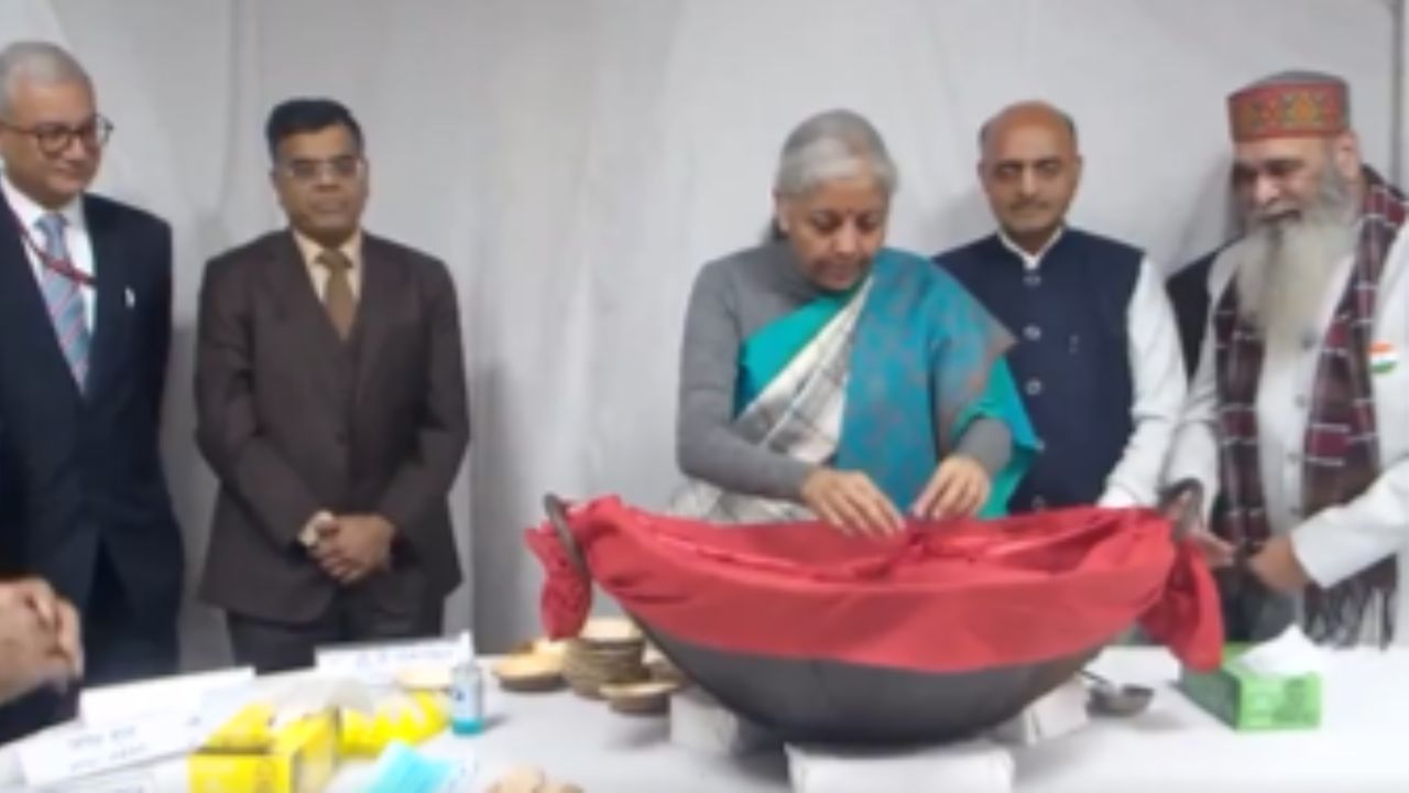 अर्थ मंत्रालयाने आयोजित केलेल्या या समारंभाचा मुख्य उद्देश अर्थसंकल्प तयार करण्यात सहभागी असलेल्या अधिकारी आणि कर्मचाऱ्यांबद्दल आदर आणि कृतज्ञता व्यक्त करणे आहे. (फोटो सौजन्य: X)