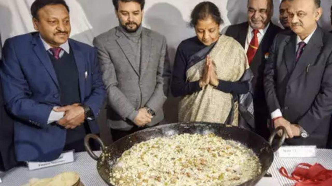 यानुसार, अर्थ मंत्रालयाच्या नॉर्थ ब्लॉकमधील एका मोठ्या कढईत हलवा तयार केला जातो आणि बजेट तयार करणाऱ्या संपूर्ण टीमला तो सर्व्ह केला जातो. (फोटो सौजन्य: X)