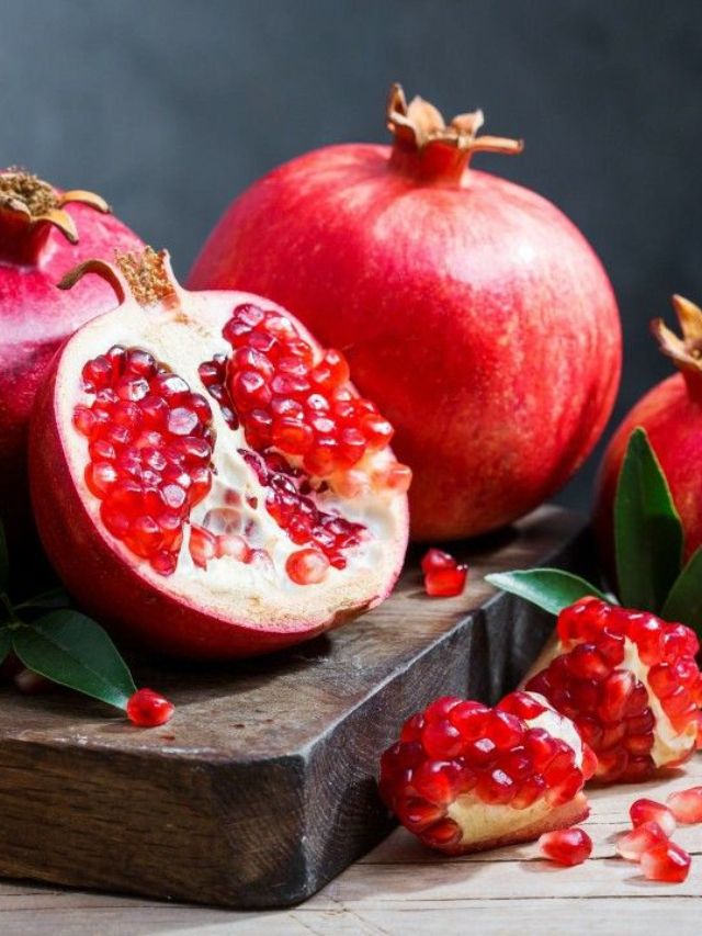 या लोकांनी चुकूनही खाऊ नये डाळिंब