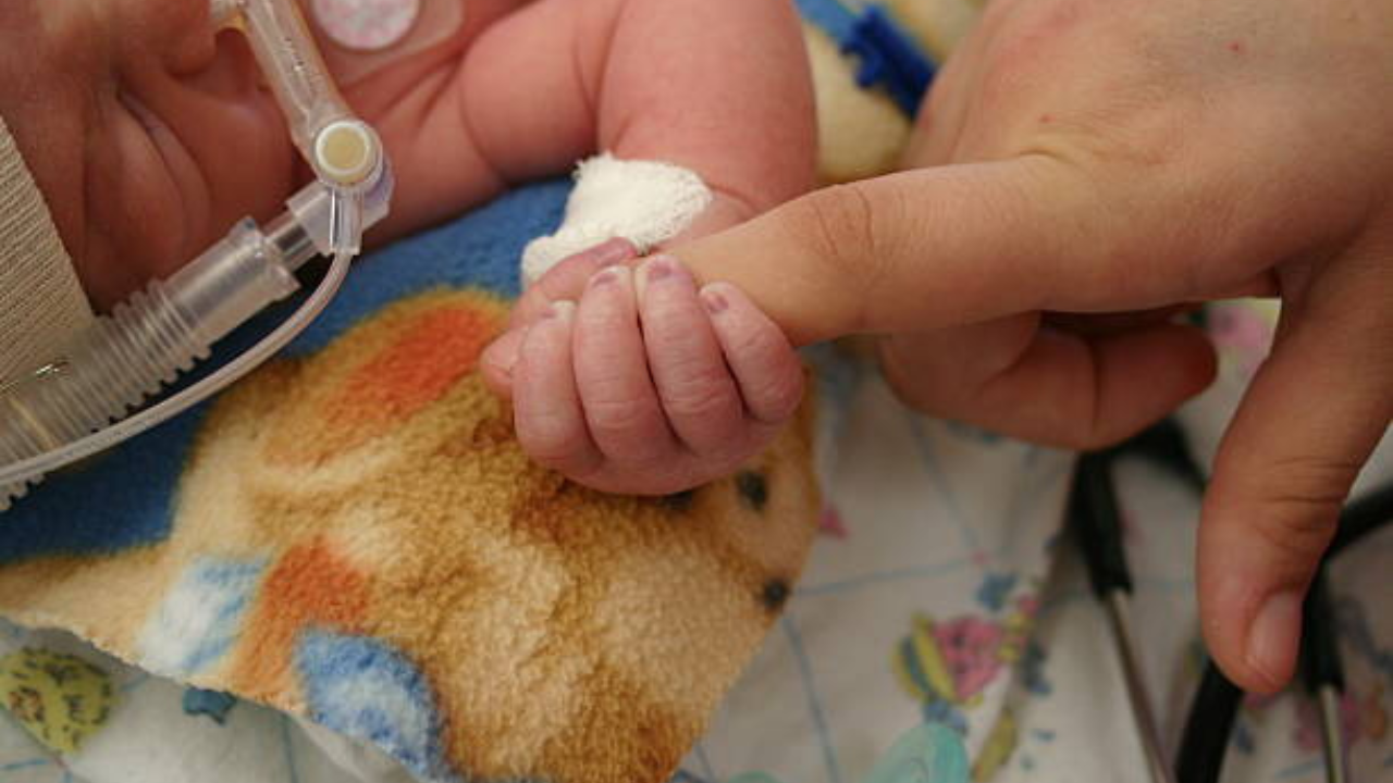 वय फक्त 23 आठवडे, वजन 550 ग्रॅम; बाळाची मृत्यूशी झुंज, 100 दिवस ICU मध्ये उपाय अन्…