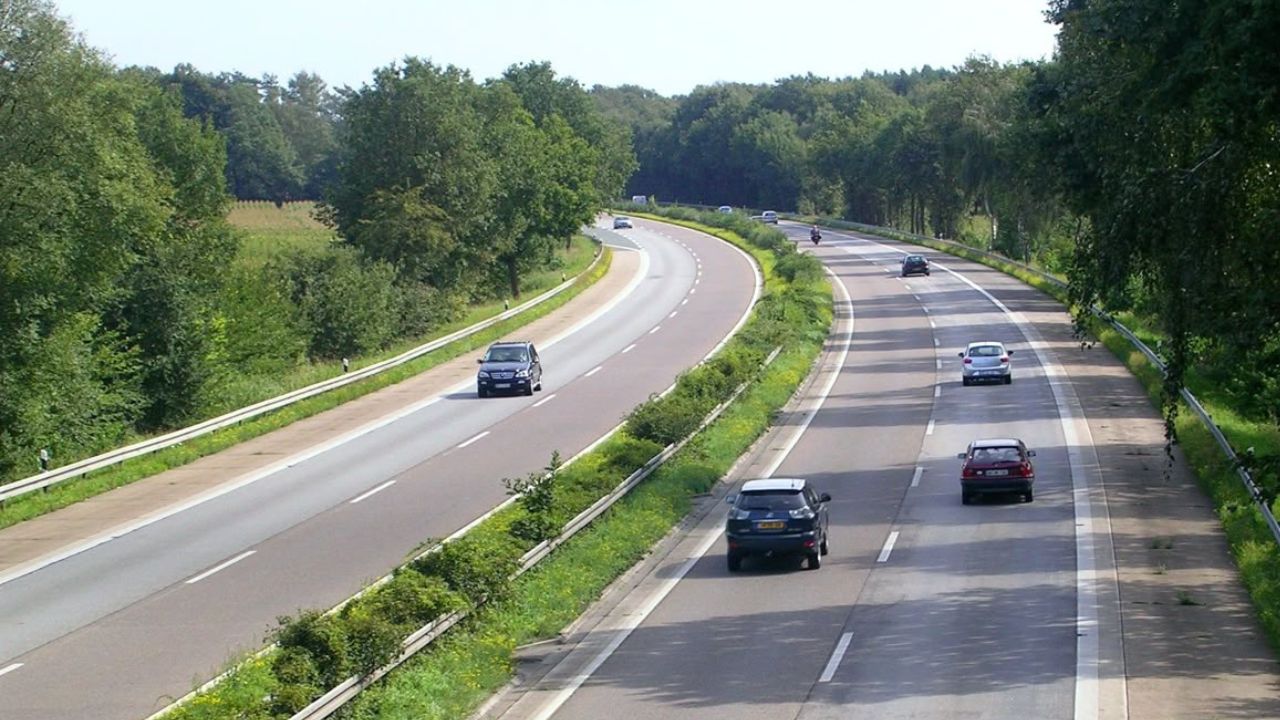 2026-27 च्या अर्थसंकल्पाच्या पार्श्वभूमीवर रस्ते पायाभूत सुविधांच्या विकासासाठी र्वोच्च योगदान - सुमारे 30-35 टक्के घट झाल्याचं समोर आलं. कारण खाजगी क्षेत्रातून गुतंवणुूक दारांना पाहिजे तसा नफा मिळत नाही त्याचबरोबर सार्वजनिक क्षेत्रातील भागीदारांशी वाद यामुळे राष्ट्रीय पायाभूत सुविधा हमी महामंडळाची स्थापना भारतातील पायाभूत सुविधांच्या विकासात खाजगी सहभागाला प्रोत्साहन देईल आणि प्रोत्साहन देईल असे सांगण्यात आलं आहे.