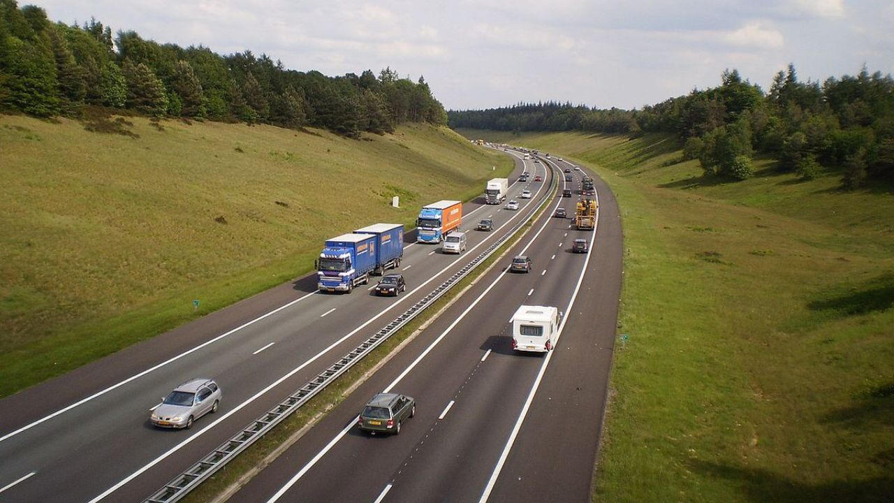 सार्वजनिक गुंतवणुकींमध्ये रस्ते पायाभूत सुविधांचा सर्वाधिक परिणाम होतो हे तज्ज्ञांनी सांगितलं आहे. आर्थिक सल्लागार शरद कोहली म्हणाले की, 2026-27च्या अर्थसंकल्पात महामार्ग आणि वाहतूक पायाभूत सुविधांवर सरकारचा जोर कायम राहण्याची शक्यता आहे कारण याच परिणामामुळे स्थानिक रोजदाराला देखील संधी निर्माण होते.