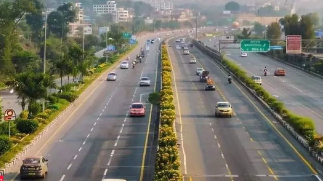 पर्यटन स्थळं असो किंवा धार्मिक तीर्थक्षेत्र येथील विकास करण्यासाठी रस्ते वाहतूक सुधारणं ही पहिली गरज आहे. रस्तेव्यवस्थापन सुधारल्यास स्थानिक व्यवसायांना देखील चालना मिळेल. रस्ते प्रकल्पांमध्ये चांगले नियोजन आणि अंमलबजावणी, त्याचबरोबर रस्तेसुधारणीसाठीच्या साहित्याचा गैरवापर होणार नाही याकडे लक्ष दिलं तर जीडीपीच्या जवळजवळ 2 टक्के बचत होऊ शकते, असं छिकारा यांनी सांगितलं.