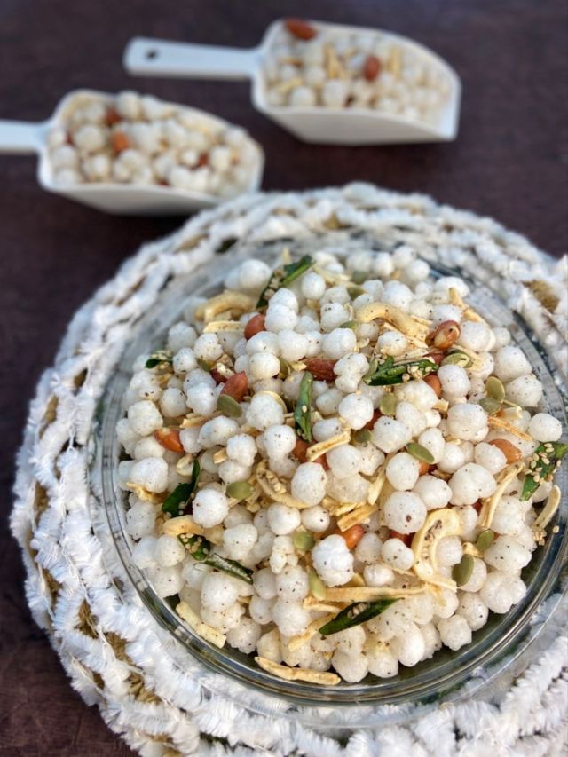 घरच्या घरी बनवा कुरकुरीत उपवासाचा साबुदाणा चिवडा