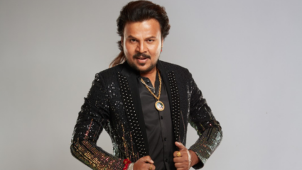 सचिन कुमावतने खास गाणं सादर करत केली एंट्री