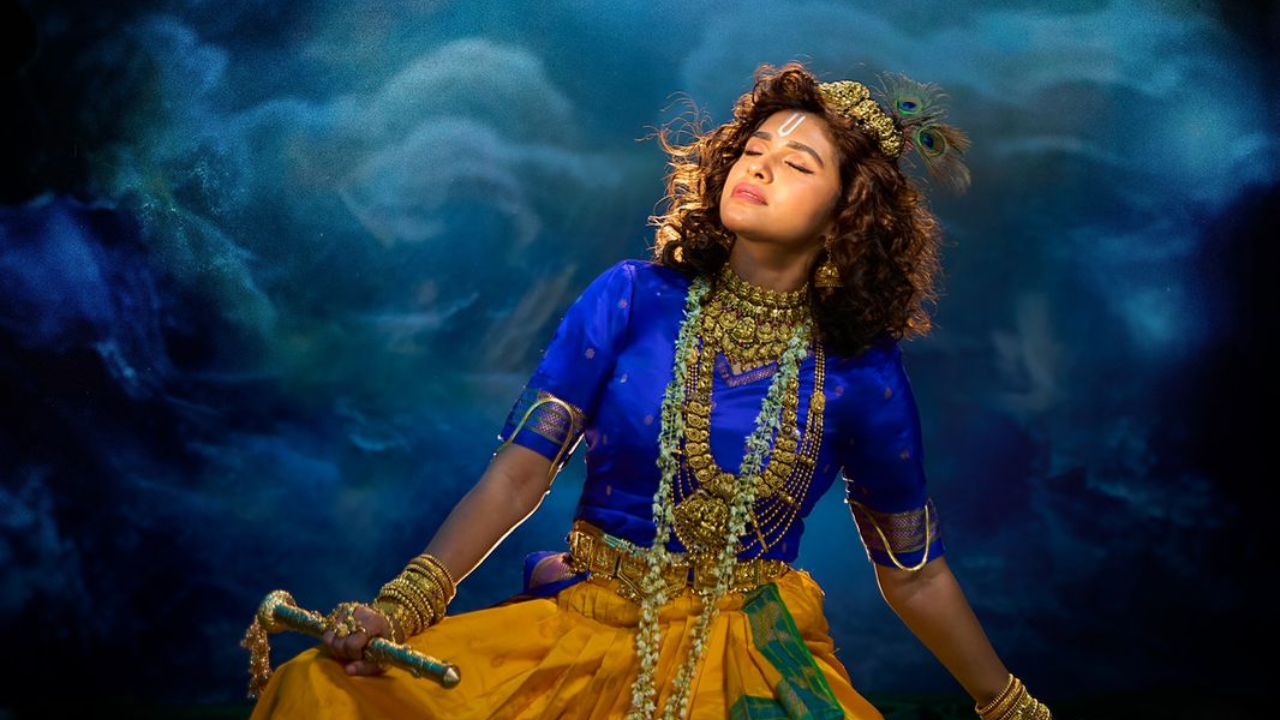 ‘हा क्षण आयुष्यभर लक्षात राहील…’, भारतात “संभावामि युगे युगे” चा पहिला शो दणक्यात पडला पार!