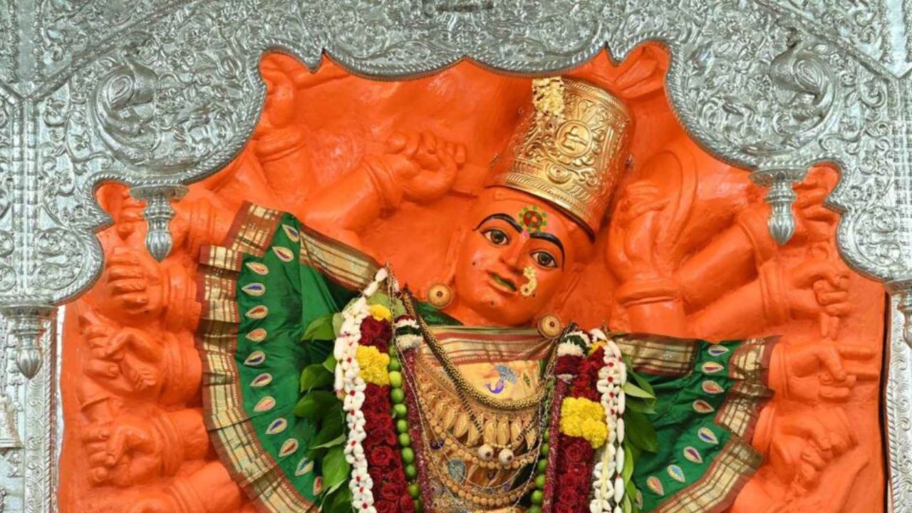 शेवटी ती आईच ! देवी सप्तश्रृगींची मातेची मान वाकडी का आहे ? कारण कळल्यावर तुमच्याही डोळ्यात पाणी येईल