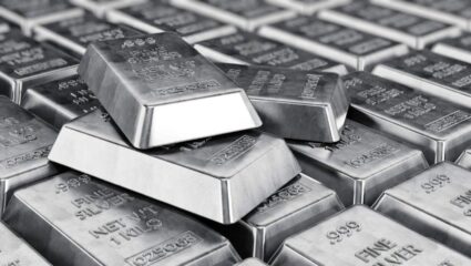 Todays Gold-Silver Price: चांदीने पार केला 3 लाख रुपयांचा टप्पा, दर गगनाला भिडले! किंमत वाचून सर्वच हैराण