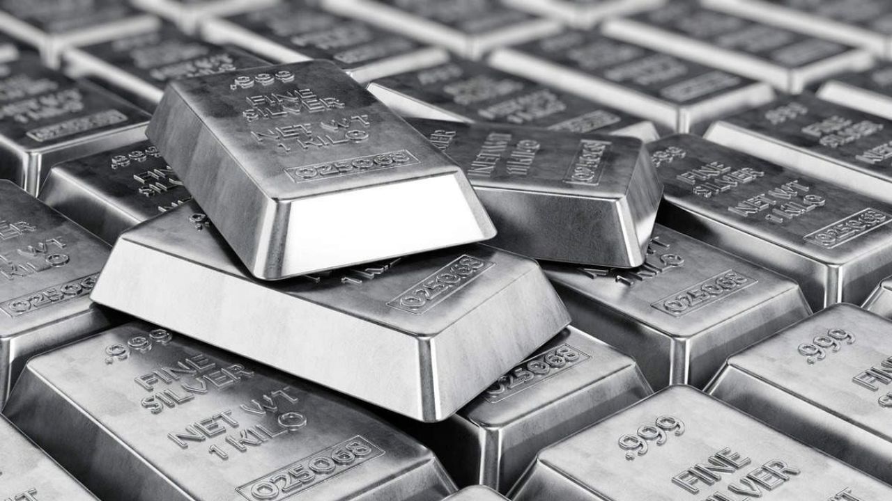 Todays Gold-Silver Price: चांदीने पार केला 3 लाख रुपयांचा टप्पा, दर गगनाला भिडले! किंमत वाचून सर्वच हैराण