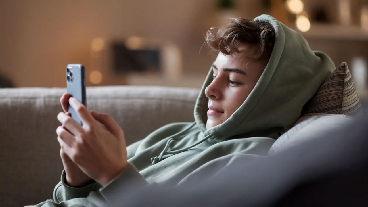 रील्स-गेम्स-स्क्रोलिंग… भारतीय तरुण डिजिटल व्यसनाच्या विळख्यात, आर्थिक सर्वेक्षणातून समोर आले धक्कादायक वास्तव