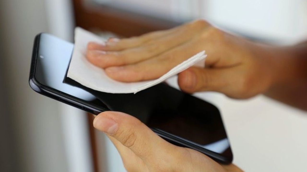 Smartphone Tips: रोज की आठवड्यातून एकदा…. फोनची स्क्रीन कधी स्वच्छ करावी? तुमची एक चूक आणि होईल मोठं नुकसान