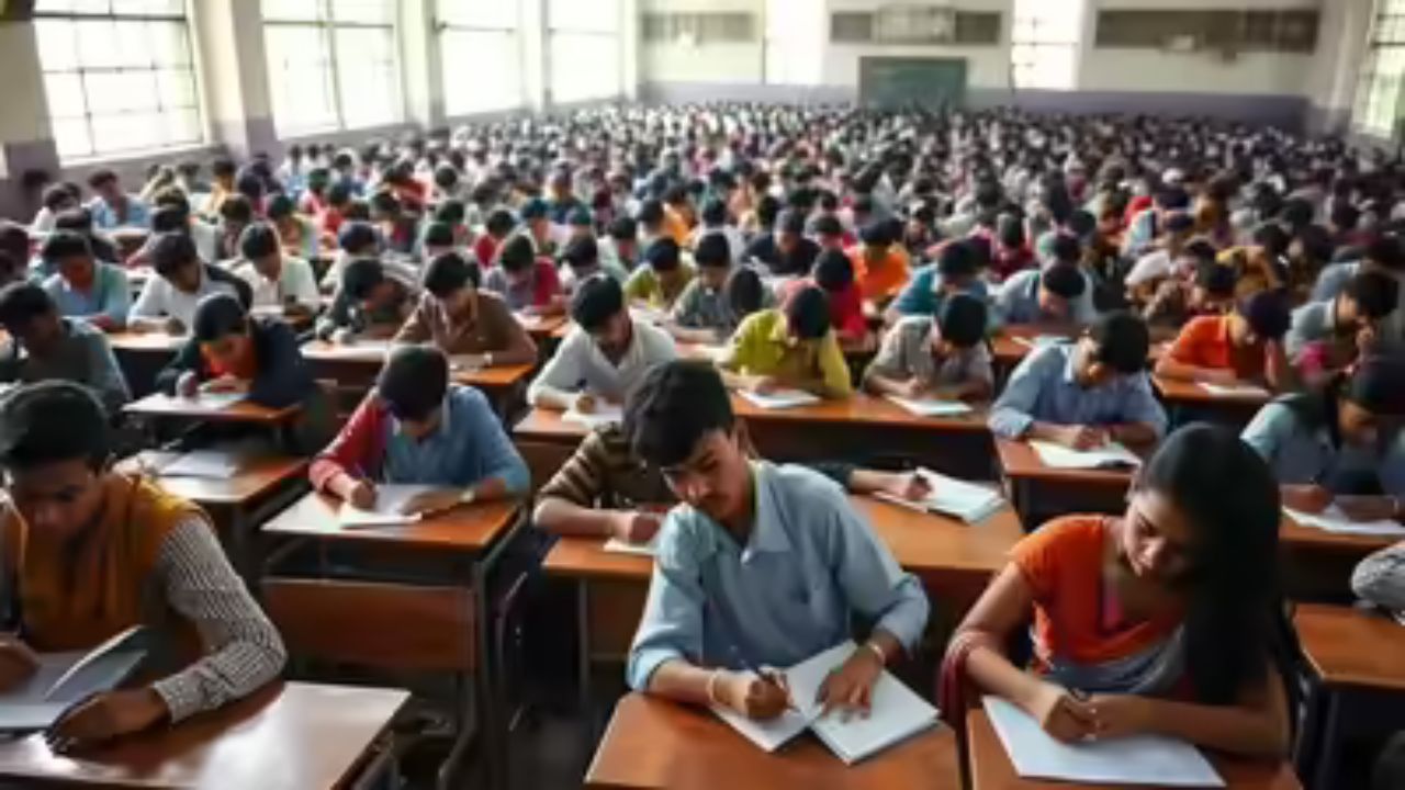 SSC HSC Exam 2026 : कॉपीमुक्त अभियानाला विद्यार्थ्यांचा सकारात्मक प्रतिसाद; परिक्षा केंद्रावर ड्रोनद्वारे नजर