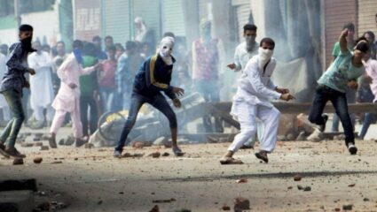 देशांतर्गत नवा आंदोलनाचा प्रकार! दगडफेकीच्या घटनेत तीव्र वाढ, सुरक्षा रक्षक होतायेत जखमी