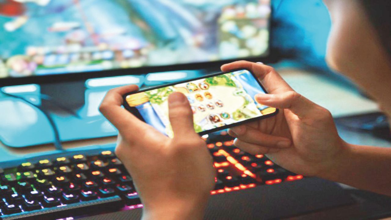 सोशल मीडियाची वाढत चाललेली सवय ; डिजिटल व्यसनाच्या विळख्यात भारतीय तरुण